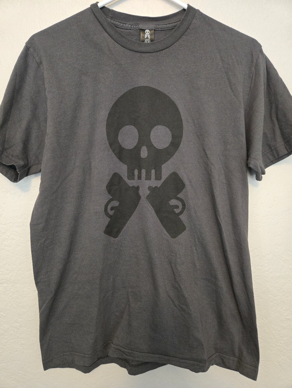 Sho Gun Dark Gray Skull & Crossed Pistols Graphic Tee, Size Medium - Picture 2 of 7